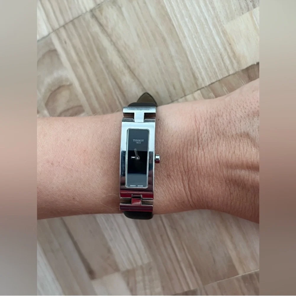 Tissot Ladies Watch Equi-T Stainless Case Black Dial Genuine Leather Strap Rare